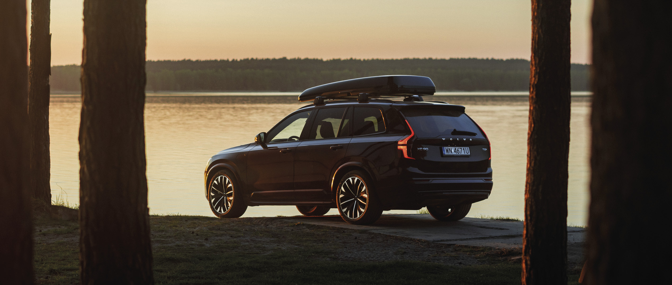 Volvo XC90 nad jeziorem